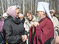 Митрополит Орловский и Болховский Антоний совершил чин великого освящения Воскресенского храма мужского монастыря святого Кукши Мценского района и Божественную литургию в новоосвященном храме. 19 апреля 2015 г.