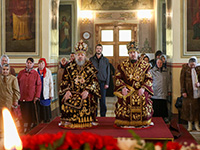 В день памяти своих небесных покровителей, Виленских мучеников Антония, Иоанна и Евстафия, митрополит Орловский и Болховский Антоний возглавил литургию в Ахтырском соборе Орла. 27 апреля 2015 г.