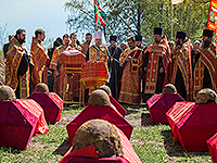 Митрополит Орловский и Болховский Антоний принял участие в церемонии перезахоронения останков погибших воинов на Кривцовском мемориале. 7 мая 2015 г.