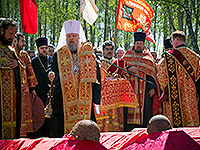 Митрополит Орловский и Болховский Антоний принял участие в церемонии перезахоронения останков погибших воинов на Кривцовском мемориале. 7 мая 2015 г.