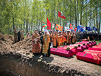 Митрополит Орловский и Болховский Антоний принял участие в церемонии перезахоронения останков погибших воинов на Кривцовском мемориале. 7 мая 2015 г.