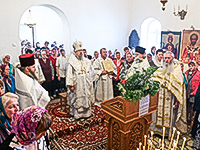 В праздник Вознесения Господня митрополит Орловский и Болховский Антоний совершил Божественную литургию в Казанском храме поселка Нарышкино. 21 мая 2015 г.