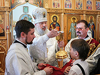 В праздник Вознесения Господня митрополит Орловский и Болховский Антоний совершил Божественную литургию в Казанском храме поселка Нарышкино. 21 мая 2015 г.