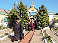 В день памяти святых равноапостольных Константина и Елены митрополит Орловский и Болховский Антоний совершил Божественную литургию в храме великомученика Димитрия Солунского города Дмитровска. 3 июня 2015 г.