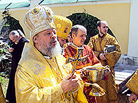 В день памяти святых равноапостольных Константина и Елены митрополит Орловский и Болховский Антоний совершил Божественную литургию в храме великомученика Димитрия Солунского города Дмитровска. 3 июня 2015 г.
