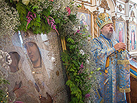 В праздник иконы Божией Матери «Троеручица» митрополит Орловский и Болховский Антоний совершил Божественную литургию во Введенском храме города Болхова, где хранится почитаемый в Орловской области и за её пределами чудотворный образ Пресвятой Богородицы «Троеручицы». 25 июля 2015 г.