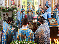 В праздник иконы Божией Матери «Троеручица» митрополит Орловский и Болховский Антоний совершил Божественную литургию во Введенском храме города Болхова, где хранится почитаемый в Орловской области и за её пределами чудотворный образ Пресвятой Богородицы «Троеручицы». 25 июля 2015 г.