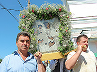 В праздник иконы Божией Матери «Троеручица» митрополит Орловский и Болховский Антоний совершил Божественную литургию во Введенском храме города Болхова, где хранится почитаемый в Орловской области и за её пределами чудотворный образ Пресвятой Богородицы «Троеручицы». 25 июля 2015 г.