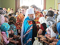 В день памяти Великомученика и целителя Пантелеимона митрополит Орловский и Болховский и Антоний совершил в сослужении митрополита Рязанского и Михайловского Вениамина Божественную литургию в Свято-Никольском храме поселка Кромы. 9 августа 2015 г.