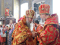 В день памяти Великомученика и целителя Пантелеимона митрополит Орловский и Болховский и Антоний совершил в сослужении митрополита Рязанского и Михайловского Вениамина Божественную литургию в Свято-Никольском храме поселка Кромы. 9 августа 2015 г.