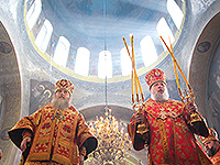 В день памяти Великомученика и целителя Пантелеимона митрополит Орловский и Болховский и Антоний совершил в сослужении митрополита Рязанского и Михайловского Вениамина Божественную литургию в Свято-Никольском храме поселка Кромы. 9 августа 2015 г.
