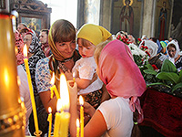 В день памяти Великомученика и целителя Пантелеимона митрополит Орловский и Болховский и Антоний совершил в сослужении митрополита Рязанского и Михайловского Вениамина Божественную литургию в Свято-Никольском храме поселка Кромы. 9 августа 2015 г.