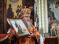 В день памяти Великомученика и целителя Пантелеимона митрополит Орловский и Болховский и Антоний совершил в сослужении митрополита Рязанского и Михайловского Вениамина Божественную литургию в Свято-Никольском храме поселка Кромы. 9 августа 2015 г.