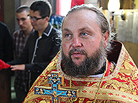 В день памяти Великомученика и целителя Пантелеимона митрополит Орловский и Болховский и Антоний совершил в сослужении митрополита Рязанского и Михайловского Вениамина Божественную литургию в Свято-Никольском храме поселка Кромы. 9 августа 2015 г.