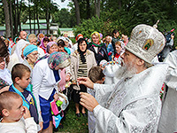 В праздник Преображения Господня митрополит Орловский и Болховский Антоний совершил литургию в Спасо-Преображенском храме на территории Государственного мемориального и природного музея-заповедника И.С. Тургенева «Спасское-Лутовиново» (Мценский район). 19 августа 2015 г.