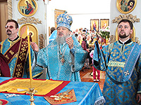 В день отдания праздника Успения Пресвятой Богородицы, Высокопреосвященнейший митрополит Орловский и Болховский Антоний совершил Божественную литургию в Свято-Успенском храме п. Тросна. 5 сентября 2015 г.