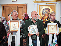 В день отдания праздника Успения Пресвятой Богородицы, Высокопреосвященнейший митрополит Орловский и Болховский Антоний совершил Божественную литургию в Свято-Успенском храме п. Тросна. 5 сентября 2015 г.