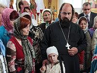 В день отдания праздника Успения Пресвятой Богородицы, Высокопреосвященнейший митрополит Орловский и Болховский Антоний совершил Божественную литургию в Свято-Успенском храме п. Тросна. 5 сентября 2015 г.
