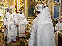 Вечером в праздник Рождества Христова митрополит Орловский и Болховский Антоний совершил великую вечерню в Ахтырском кафедральном соборе Орла. 7 января 2016 г.