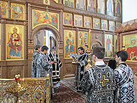 В четверг 5-й седмицы Великого поста митрополит Орловский и Болховский Антоний возглавил Божественную Литургию Преждеосвященых Даров в Казанском храме Свято-Успенского мужского монастыря Орла. По окончании богослужения паства поздравила Владыку с 45-летием служения в священном сане. 14 апреля 2016 г.