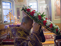 В канун Недели 3-й Великого поста, Крестопоклонной, митрополит Орловский и Болховский Антоний совершил всенощное бдение с чином выноса Креста Господня в Ахтырском кафедральном соборе Орла. 2 апреля 2016 г.