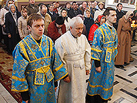 В праздник Благовещения Пресвятой Богородицы митрополит Орловский и Болховский Антоний совершил литургию в Ахтырском кафедральном соборе. За богослужением митрополит Антоний рукоположил иподиакона Алексия Грибакина в сан диакона.  7 апреля 2016 г.