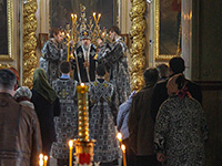 В Великую Среду митрополит Орловский и Болховский Антоний совершил Божественную литургию Преждеосвященных Даров в Ахтырском кафедральном соборе Орла. 27 марта 2016 г.