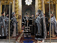 В Великую Среду митрополит Орловский и Болховский Антоний совершил Божественную литургию Преждеосвященных Даров в Ахтырском кафедральном соборе Орла. 27 марта 2016 г.