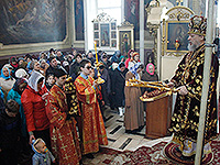 Митрополит Орловский и Болховский Антоний совершил богослужения Великого Четверга в Ахтырском кафедральном соборе Орла: Божественную литургию Святителя Василия Великого и Утреню Великой Пятницы с чтением Двенадцати Евангелий. 28 апреля 2016 г.