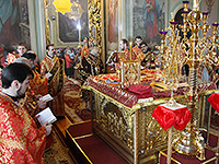 Митрополит Орловский и Болховский Антоний совершил богослужения Великого Четверга в Ахтырском кафедральном соборе Орла: Божественную литургию Святителя Василия Великого и Утреню Великой Пятницы с чтением Двенадцати Евангелий. 28 апреля 2016 г.