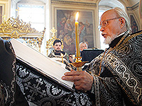 Митрополит Орловский и Болховский Антоний совершил богослужения Великого Четверга в Ахтырском кафедральном соборе Орла: Божественную литургию Святителя Василия Великого и Утреню Великой Пятницы с чтением Двенадцати Евангелий. 28 апреля 2016 г.