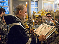 Митрополит Орловский и Болховский Антоний совершил богослужения Великого Четверга в Ахтырском кафедральном соборе Орла: Божественную литургию Святителя Василия Великого и Утреню Великой Пятницы с чтением Двенадцати Евангелий. 28 апреля 2016 г.