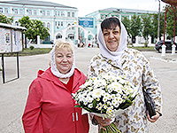 В Неделю святых жен-мироносиц митрополит Орловский и Болховский Антоний возглавил Божественную литургию в Богоявленском соборе города Орла. По окончании богослужения прихожане и гости храма стали участниками Праздника православной семьи «Взгляни на мир глазами любви». 15 мая 2016 г.