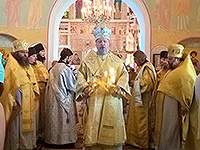 В Неделю всех святых митрополит Орловский и Болховский Антоний совершил литургию в Свято-Троицком храме Мценска. 26 июня 2016 г.
