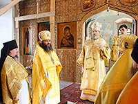 В Неделю всех святых митрополит Орловский и Болховский Антоний совершил литургию в Свято-Троицком храме Мценска. 26 июня 2016 г.