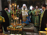 В канун праздника Пятидесятницы митрополит Орловский и Болховский Антоний совершил всенощное бдение в Свято-Троицком храме Орла. 18 июня 2016 г.