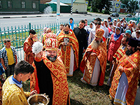 В 9-ю пятницу по Пасхе митрополит Орловский и Болховский Антоний совершил Пасхальным чином Божественную литургию в Свято-Никольском храме поселка Кромы. 1 июля 2016 г.