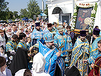 В праздник Балыкинской иконы Божией Матери епископ Ливенский и Малоархангельский Нектарий возглавил Божественную литургию и крестный ход в Свято-Введенском женском монастыре Орла. 13 июля 2016 г.