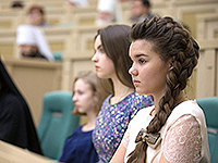 Мценская школьница Яна Колесникова получила награду в Совете Федерации за победу в конкурсе в рамках Рождественских чтений  «Красота Божьего мира». 25 января 2018 г.