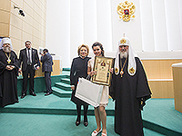 Мценская школьница Яна Колесникова получила награду в Совете Федерации за победу в конкурсе в рамках Рождественских чтений  «Красота Божьего мира». 25 января 2018 г.