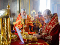Митрополит Орловский и Болховский Антоний совершил в Великий Четверг в Ахтырском кафедральном соборе Орла Божественную литургию Святителя Василия Великого. 5 апреля 2018 г.