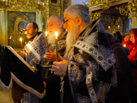 Митрополит Орловский и Болховский Антоний возглавил утреню с чтением двенадцати Евангелий Страстей Христовых в Ахтырском кафедральном соборе Орла. 5 апреля 2018 г.