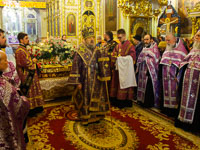 Митрополит Орловский и Болховский Антоний совершил богослужения Великой Пятницы и Великой Субботы в Ахтырском кафедральном соборе Орла. 6-7 апреля 2018 г.