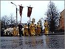 Участники Крестного хода на улицах города