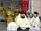 Во время молебна на месте храма. В центре - священник Игорь Чистюхин
