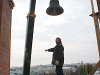 На колокольню Богоявленского собора подняты колокола; 27 октября 2009 г.