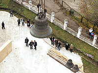На колокольню Богоявленского собора подняты колокола; 27 октября 2009 г.