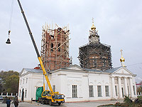 На колокольню Богоявленского собора подняты колокола; 27 октября 2009 г.