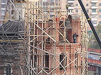 На колокольню Богоявленского собора подняты колокола; 27 октября 2009 г.