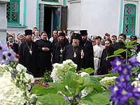 Архиерейское богослужение в день памяти первоверховных апостолов Петра и Павла. Посещение Мценского благочиния. 12 июля 2009 г.